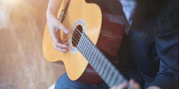 Mittelabschnitt eines Mannes, der Gitarre spielt