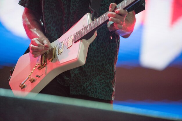 Foto mittelabschnitt eines mannes, der gitarre spielt