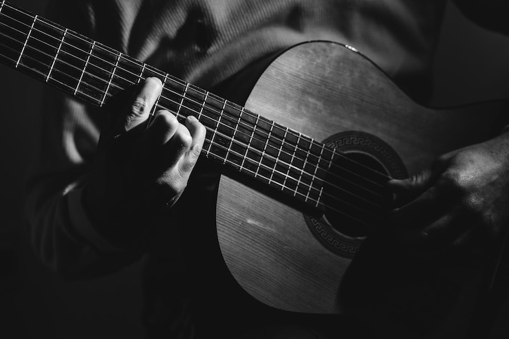 Foto mittelabschnitt eines mannes, der gitarre spielt