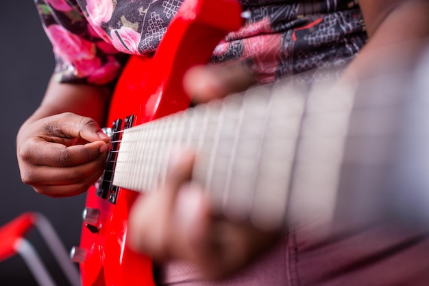 Foto mittelabschnitt eines mannes, der gitarre spielt