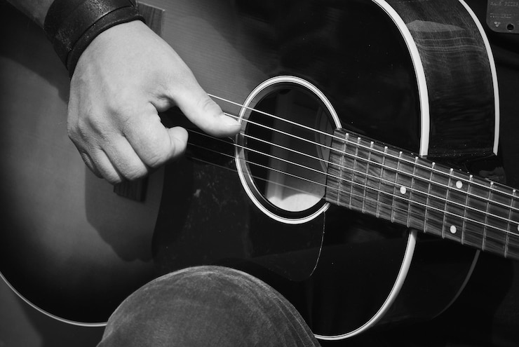 Foto mittelabschnitt eines mannes, der gitarre spielt