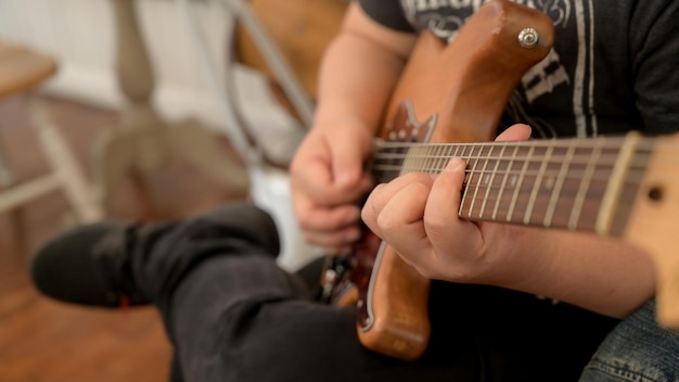 Mittelabschnitt eines Mannes, der Gitarre spielt