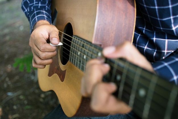 Mittelabschnitt eines Mannes, der Gitarre spielt