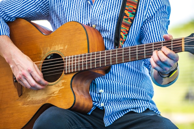 Foto mittelabschnitt eines mannes, der gitarre spielt