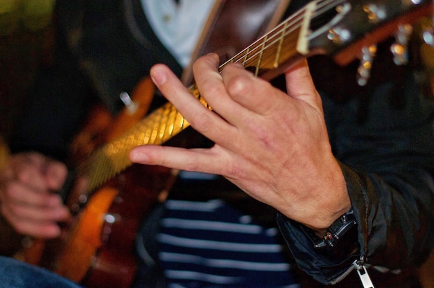 Foto mittelabschnitt eines mannes, der gitarre spielt