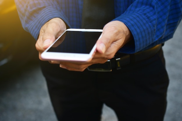 Mittelabschnitt eines Mannes, der im Freien mit dem Handy spricht