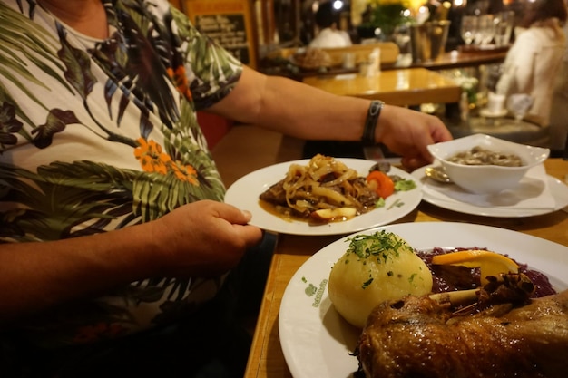 Foto mittelabschnitt eines mannes, der in einem restaurant essen isst