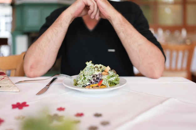 Mittelabschnitt eines Mannes, der in einem Restaurant Essen zubereitet