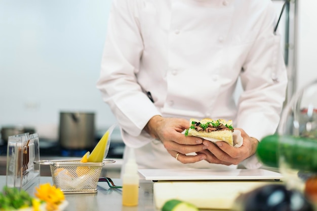 Foto mittelabschnitt eines mannes, der in einem restaurant essen zubereitet