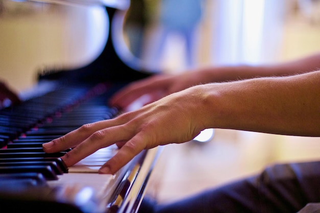 Foto mittelabschnitt eines mannes, der klavier spielt