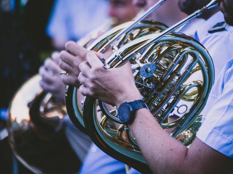 Foto mittelabschnitt eines mannes, der musik spielt
