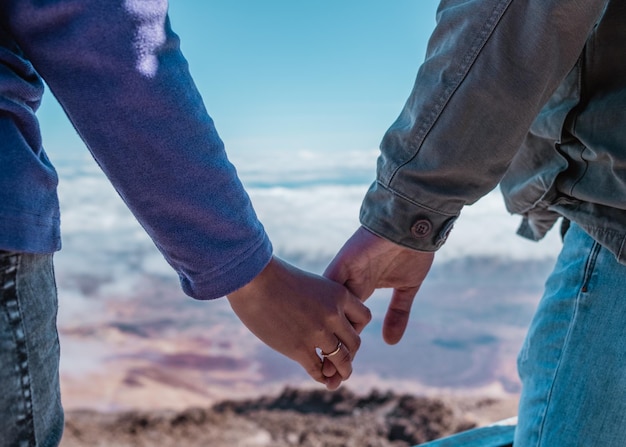 Mittelabschnitt eines Mannes, der sich am Meer gegen den Himmel die Hände hält