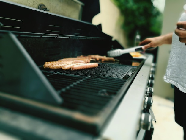 Mittelabschnitt eines Mannes, der zu Hause Essen zubereitet