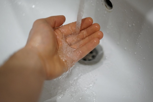 Mittelabschnitt eines Mannes im Badezimmer