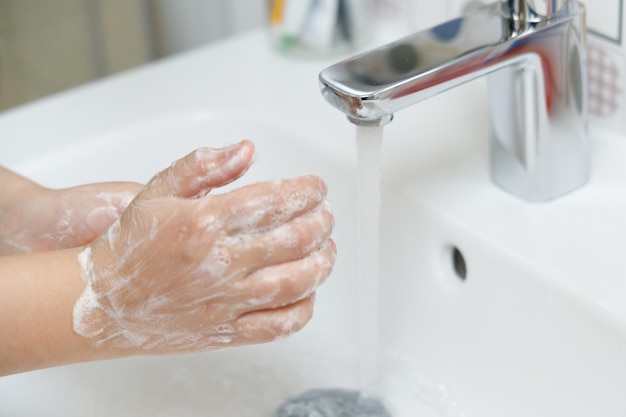 Mittelabschnitt eines Mannes im Badezimmer