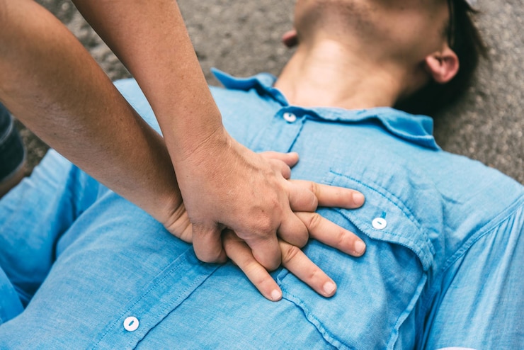 Foto mittelabschnitt eines mannes mit händen, der im freien sitzt