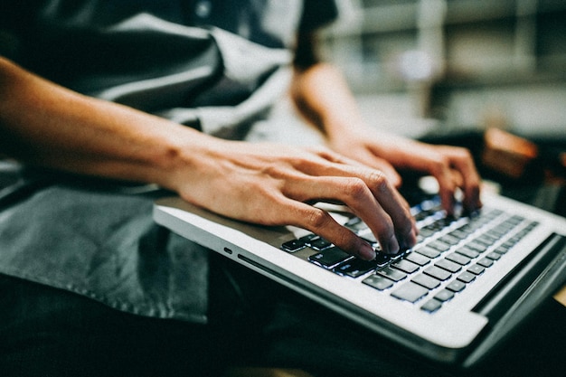 Mittelabschnitt eines Mannes mit Laptop