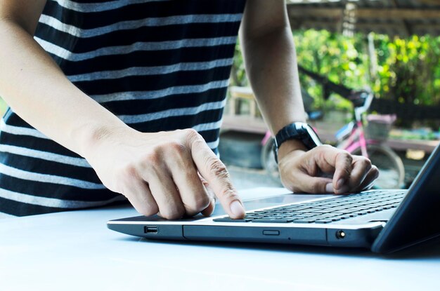 Foto mittelabschnitt eines mannes mit laptop