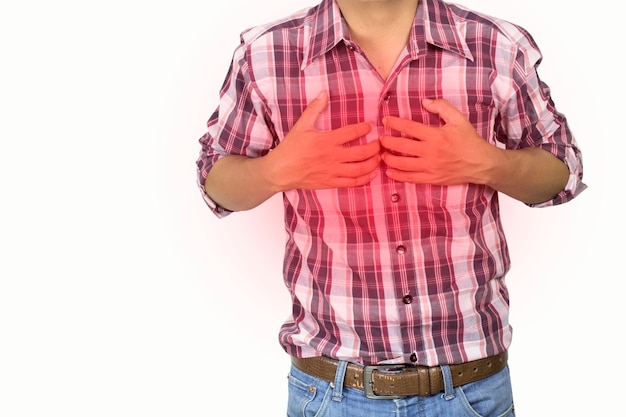 Foto mittelabschnitt eines mannes mit schmerzhafter brust auf weißem hintergrund