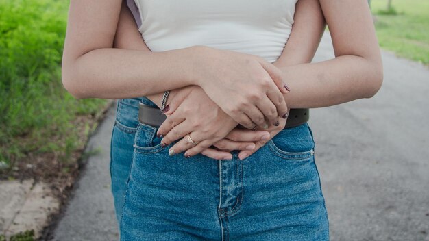 Foto mittelabschnitt eines paares, das sich im freien umarmt