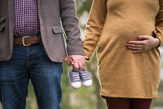 Foto mittelabschnitt eines paares mit baby-stiefeln