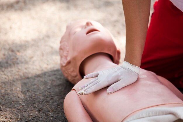 Foto mittelabschnitt eines sanitäters, der eine herz-kreislauf-bewegung an einer schaukel durchführt