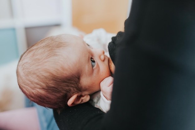 Mittelabschnitt eines stillenden Babys