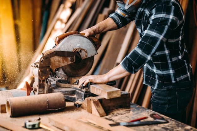 Foto mittelabschnitt eines tischlers, der in der werkstatt arbeitet