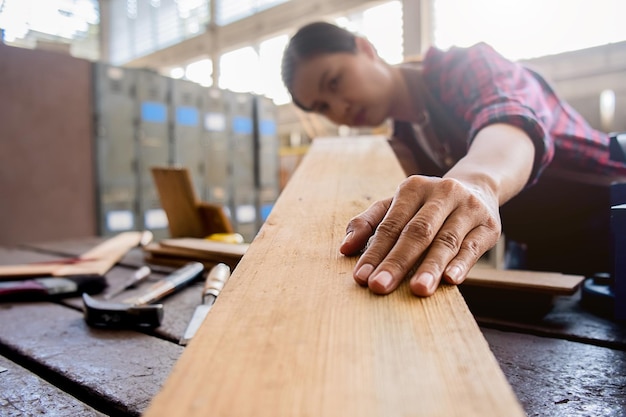 Mittelabschnitt eines Tischlers in der Werkstatt