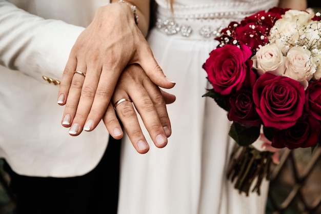Mittelabschnitt von Braut und Bräutigam mit Ringen