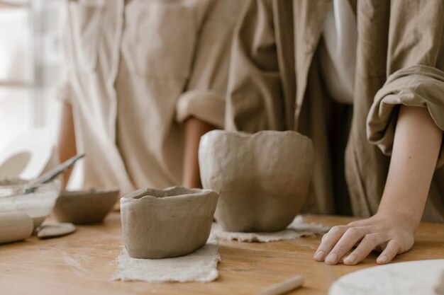 Mittelabschnitt von Frauen, die Dekoration auf dem Tisch machen