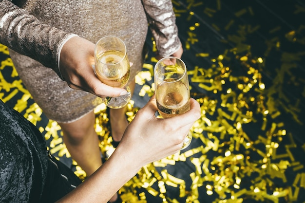 Foto mittelabschnitt von frauen, die ein getränk in der hand halten