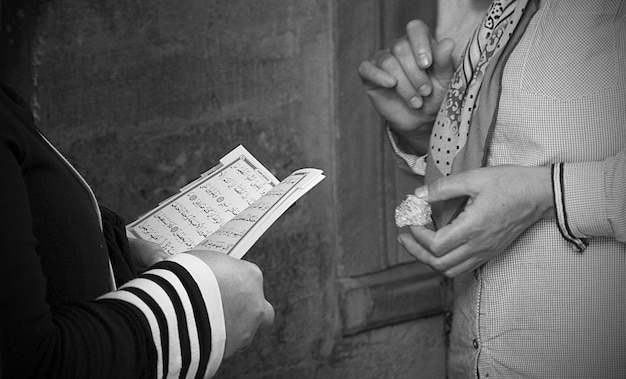 Foto mittelabschnitt von frauen mit einem buch