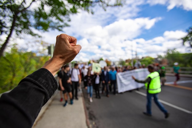 Foto mittelabschnitt von menschen gegen den himmel