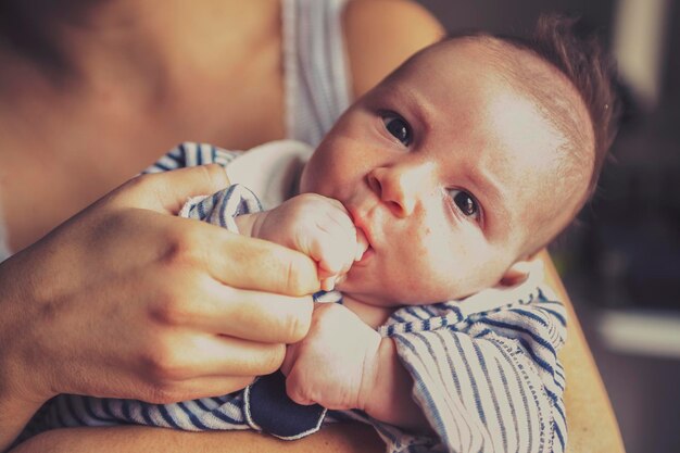 Foto mittelabschnitt von mutter mit baby zu hause