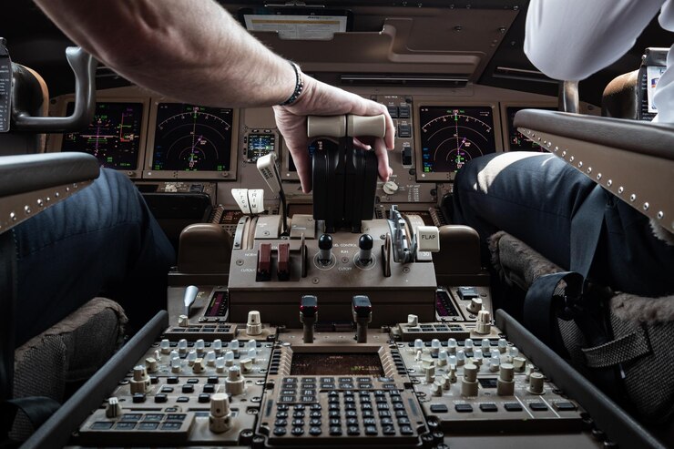 Foto mittelabschnitt von piloten in einem flugzeug