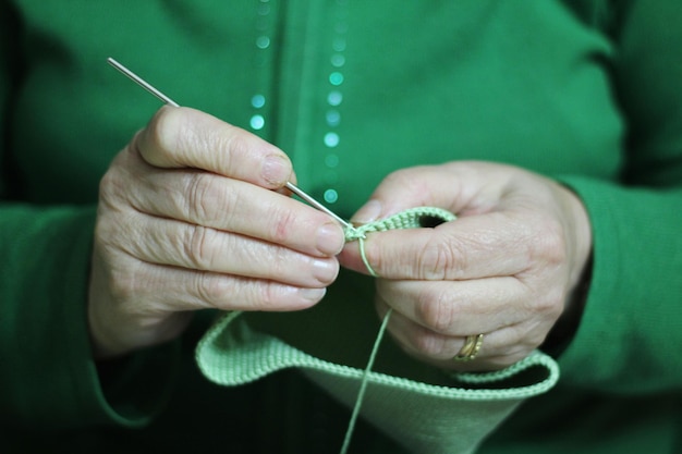 Foto mittelabschnitt von strickwolle für frauen