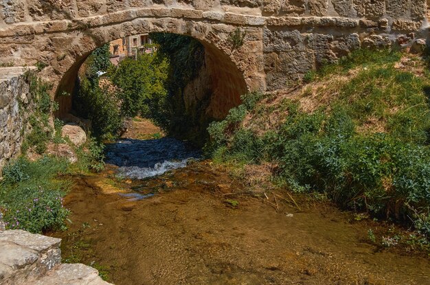 Mittelalterliche Brücke in der Stadt Tobera in Burgos