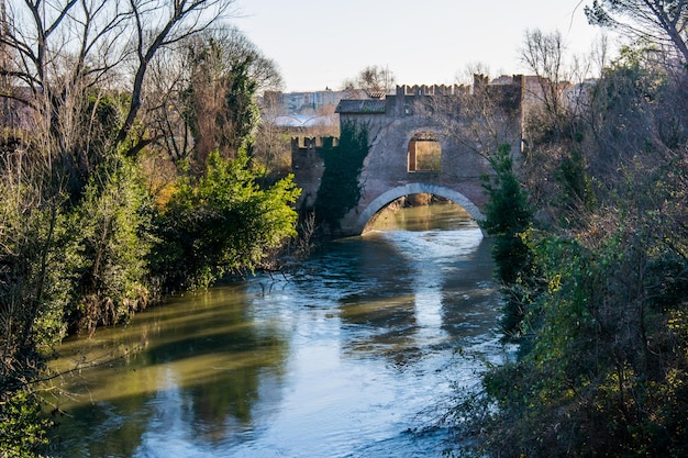 Mittelalterliche Brücke in RomDie Ponte Nomentano Ponte Tazio über den Fluss Aniene