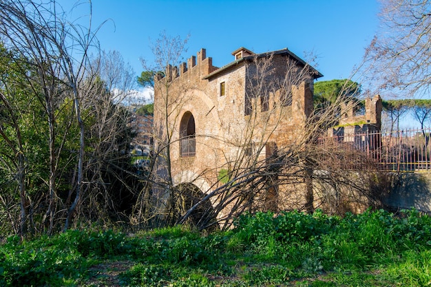 Mittelalterliche Brücke in RomDie Ponte Nomentano Ponte Tazio über den Fluss Aniene