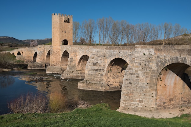 Mittelalterliche Brücke über dem Ebro in der alten Stadt von Frias, Burgos, Spanien.