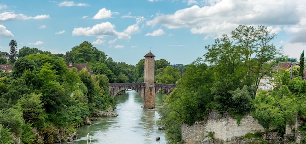 Mittelalterliche Brücke über den Fluss Gave de Pau in Orthez Frankreich