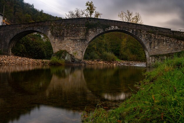 Mittelalterliche Brücke von Arco in der Gemeinde Llodio.