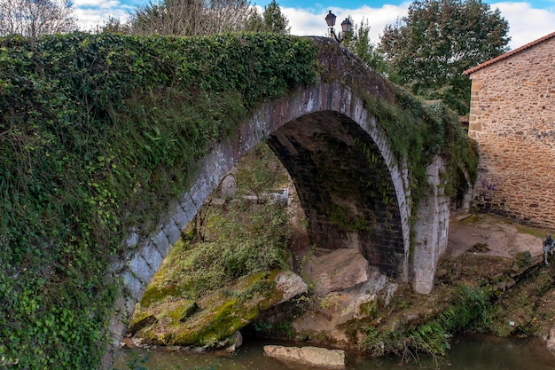 Mittelalterliche Brücke von liergenes in Kantabrien