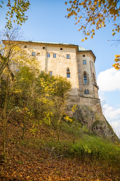 Mittelalterliche Burg Houska in Nordböhmen im Herbst, Tschechische Republik