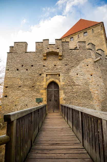 Mittelalterliche Burg Kokorin in Nordböhmen im Herbst, Tschechische Republik