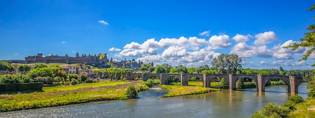 Mittelalterliche Burgstadt Carcassone Frankreich und die Steinbrücke