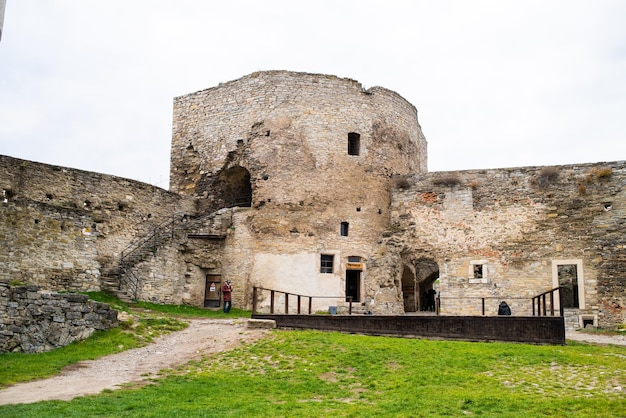 Mittelalterliche europäische Burg, Verteidigungsgebäude