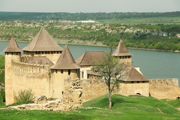 Mittelalterliche Festung im Dorf