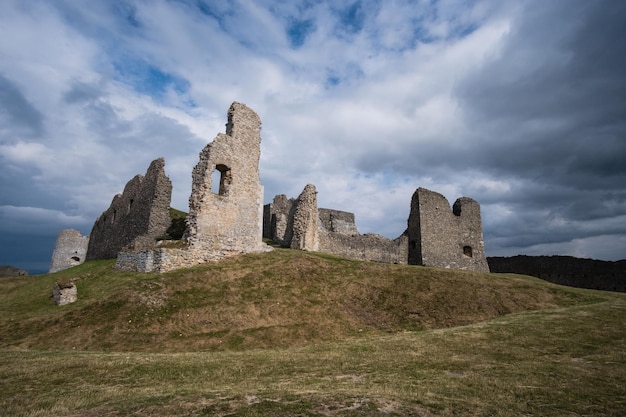 Foto mittelalterliche festungssteinruinen der burg branc in der slowakei